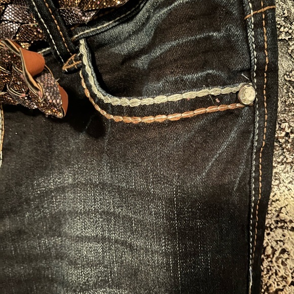 Women’s Truce Boot-cut jeans with belt . - Picture 6 of 9